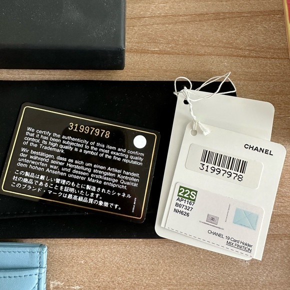 CHANEL Lambskin Quilted Chanel 19 Card Holder - Picture 5 of 12